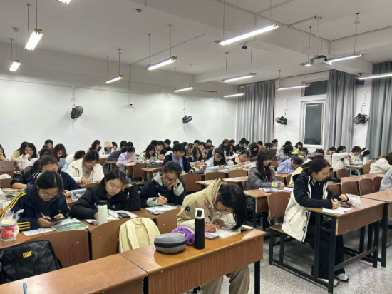 伟德国际1949官网外国语学院大一学子家书活动暖心落幕_fororder_IMG_0356